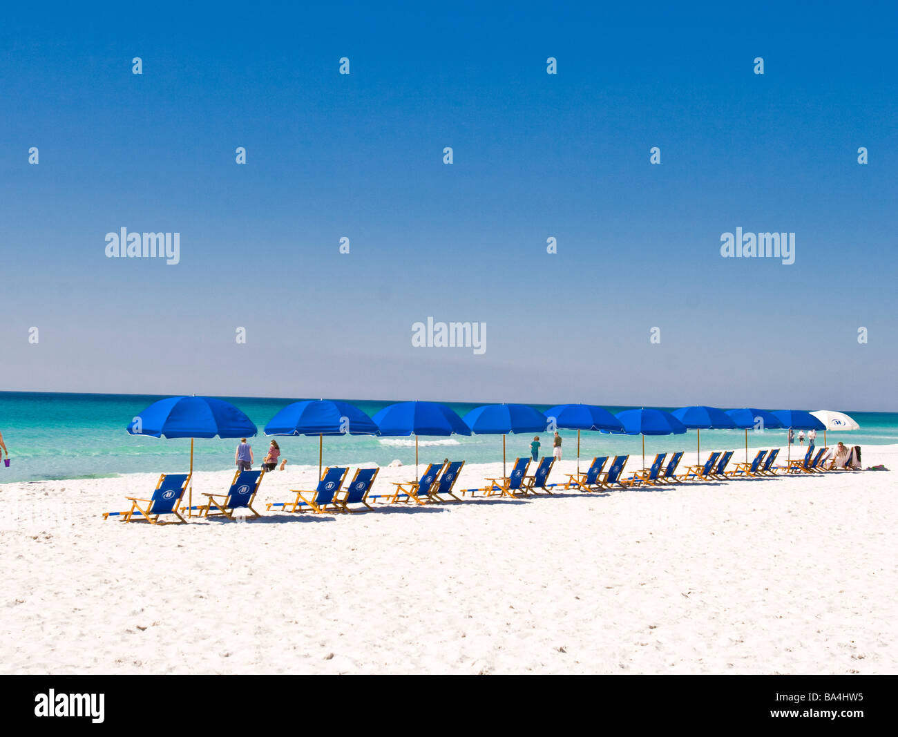 Des parasols sur la plage de sable blanc à Destin, en Floride. Banque D'Images