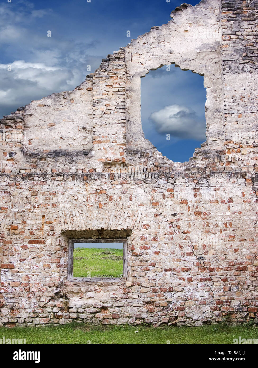 Lituanie Vilnius ruine-mur fenêtre de détail-caves pré-nuage ciel [M ...