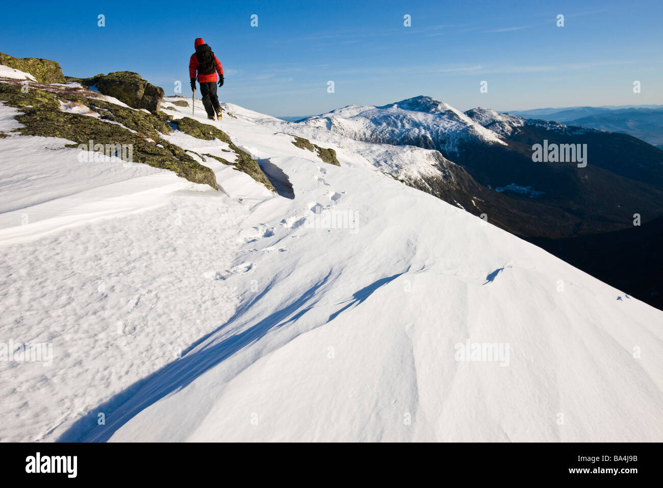 Randonnées d'hiver sur la montagne de l'argile au-dessus du gouffre dans les Montagnes Blanches du New Hampshire. Banque D'Images