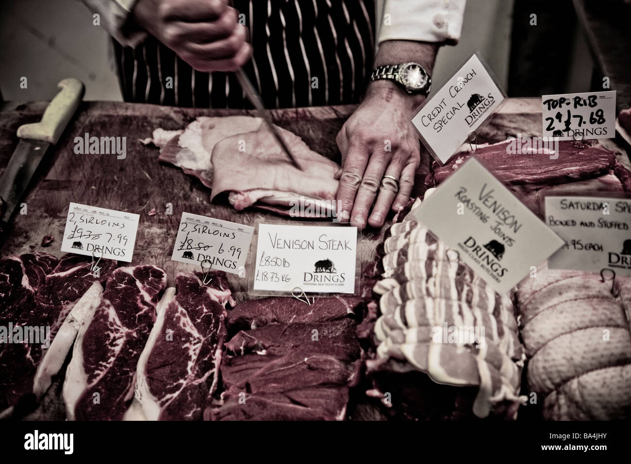 Les bouchers Drings dans Greenwich London a des coupes de viande moins chères sur offre aux clients au cours de la récession actuelle. Banque D'Images