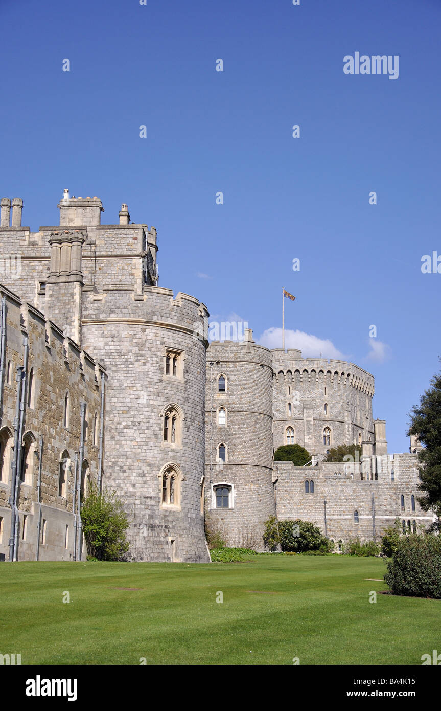 La tour ronde et les murs du château, le château de Windsor, Windsor, Berkshire, Angleterre, Royaume-Uni Banque D'Images