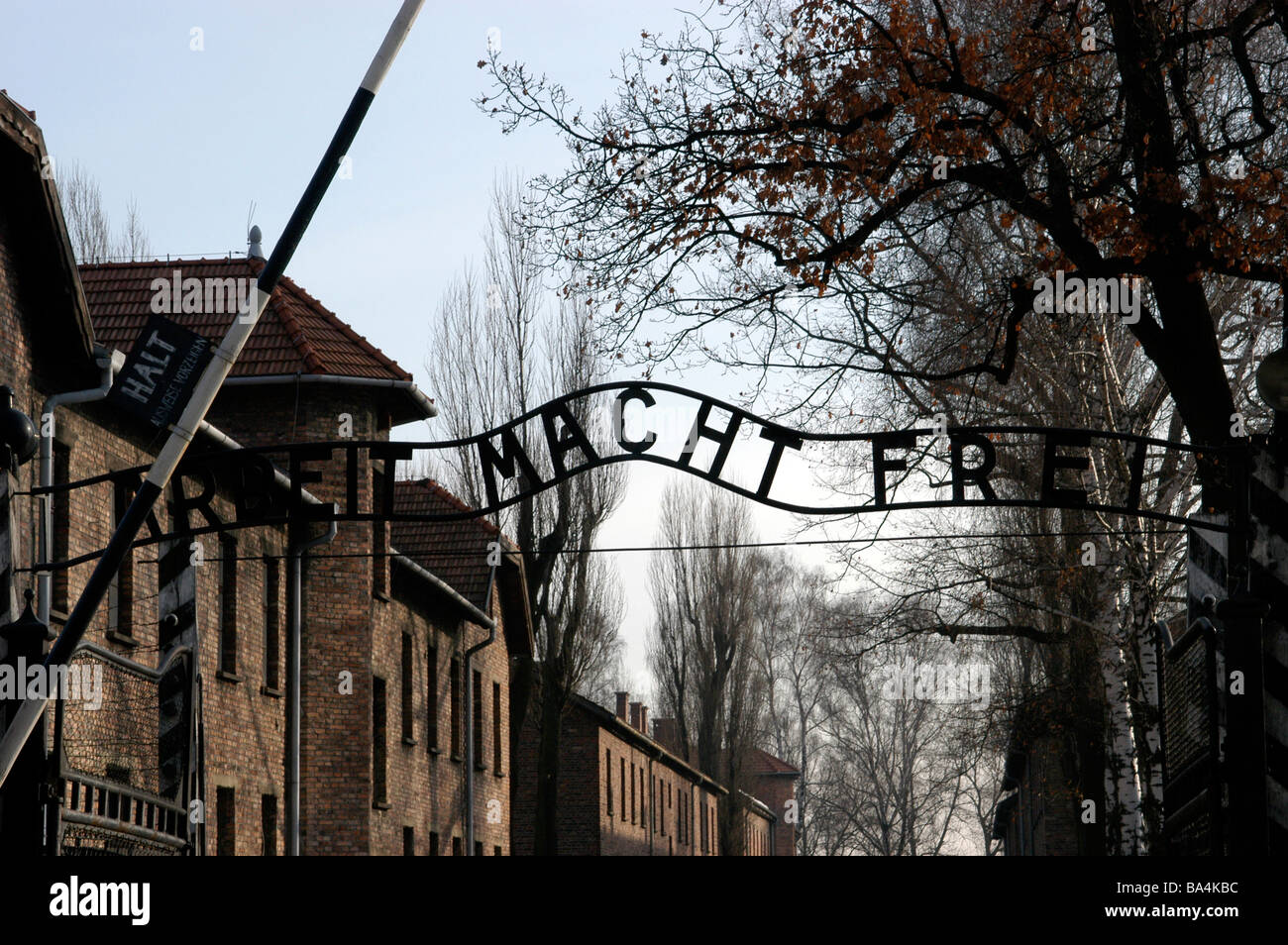 L'entrée du camp de concentration d'Auschwitz Cracovie Pologne où le signe signe dit "frais généraux de travail doit vous libérer' Banque D'Images