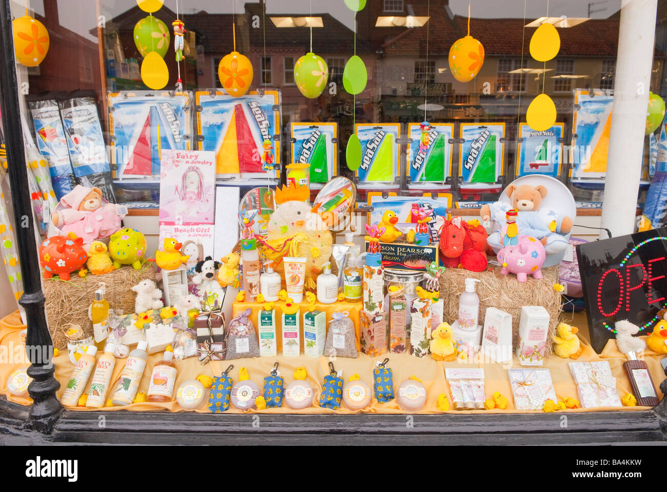 Un joli affichage dans la fenêtre d'un uk shop store Banque D'Images