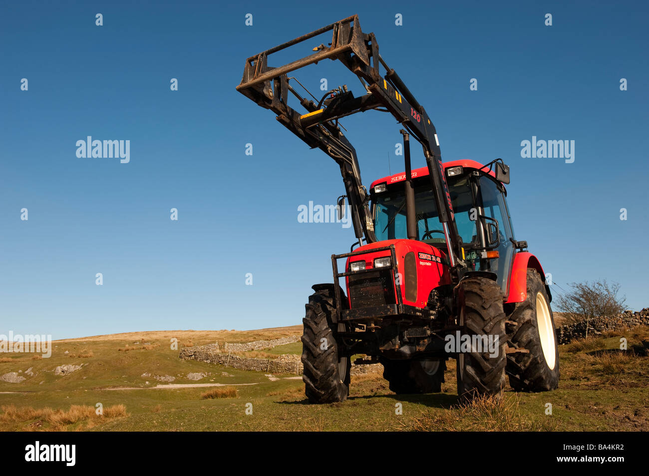 Quatre roues motrices Zetor 7341 tracteur avec un chargeur avant. Cumbria  Photo Stock - Alamy