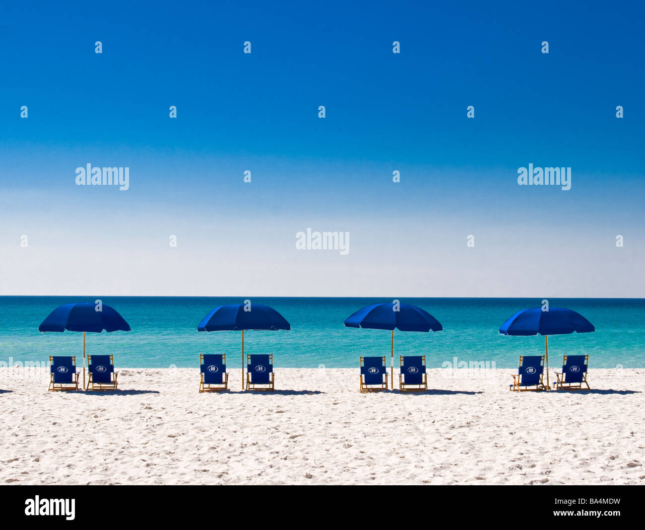 Des parasols sur la plage de sable blanc à Destin, en Floride. Banque D'Images