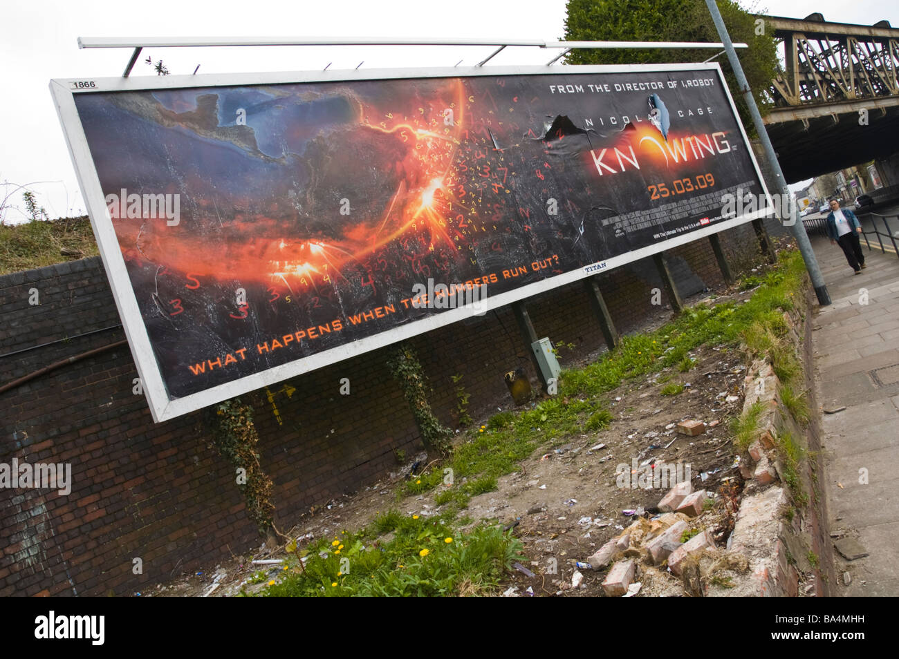 Panneau publicitaire pour le film de cinéma sachant sur le panneau publicitaire à Newport South Wales UK Banque D'Images