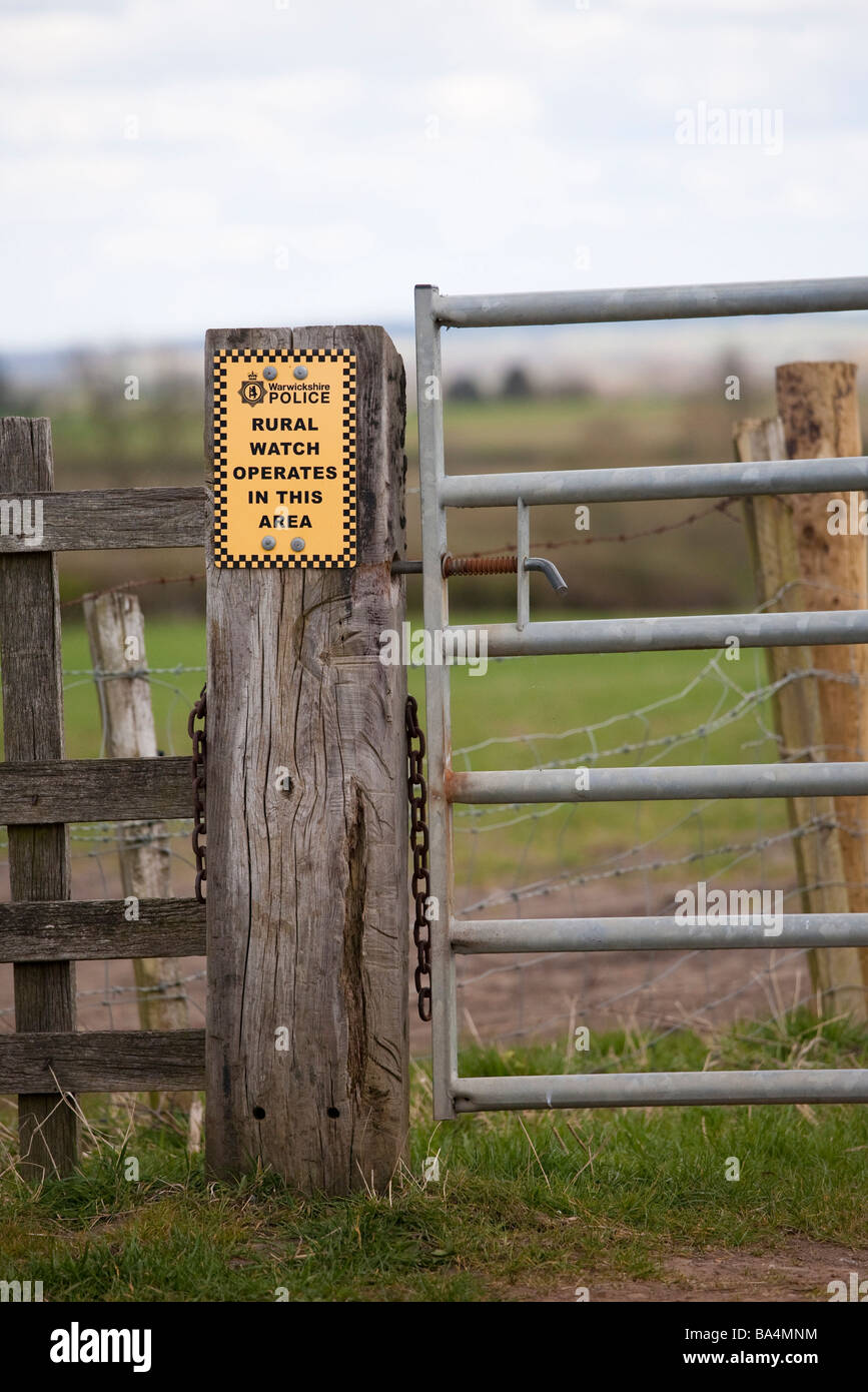 'Rural montre fonctionne dans ce domaine" signe sur une ferme barrière en Angleterre Banque D'Images