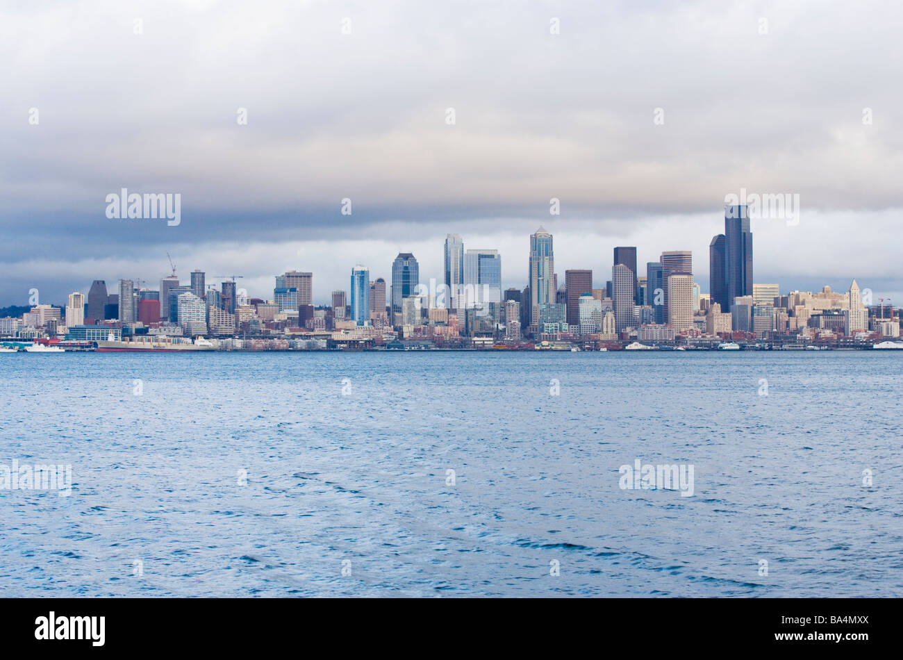 L'horizon du centre-ville de Seattle et Elliott Bay sur un jour d'hiver nuageux Banque D'Images