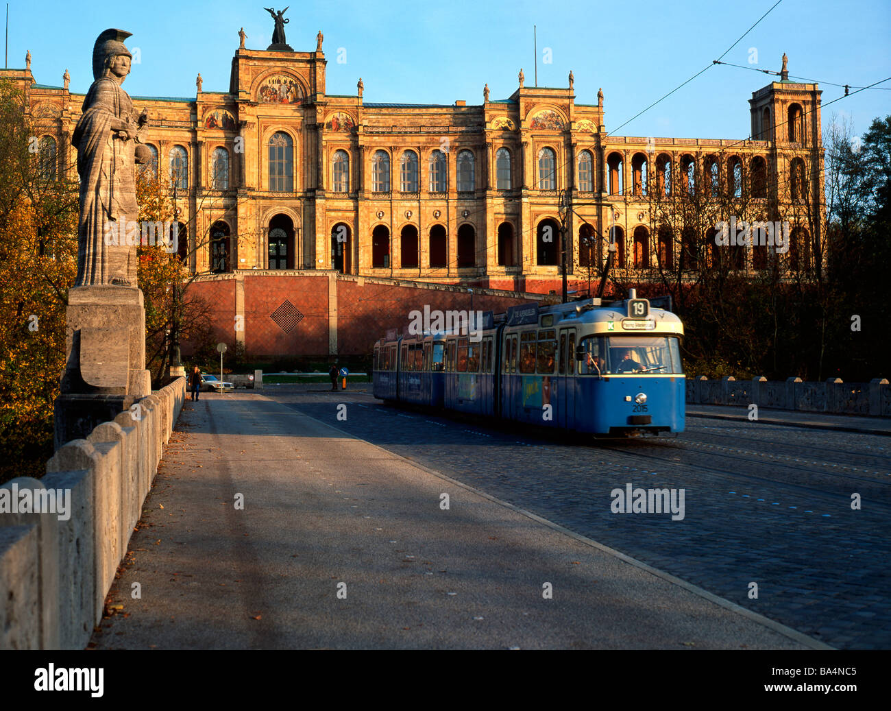 Ancien Tramway sur le pont Maximilian avec le Parlement de l'État bavarois Maximilianeum en arrière-plan la Bavière Munich Allemagne Banque D'Images