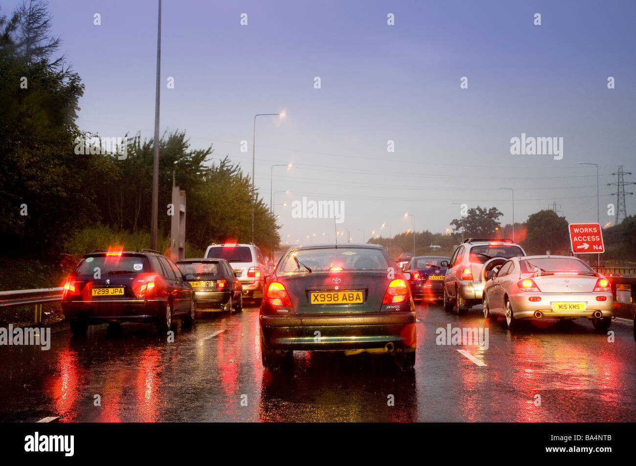 Vue d'ensemble de pilotes d'attente de circulation sur une pluie d'autoroute pendant l'heure de pointe du soir en Angleterre Europe Banque D'Images