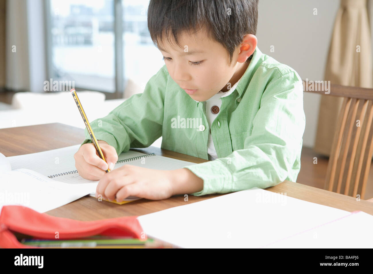 Garçon japonais fait ses devoirs Banque D'Images