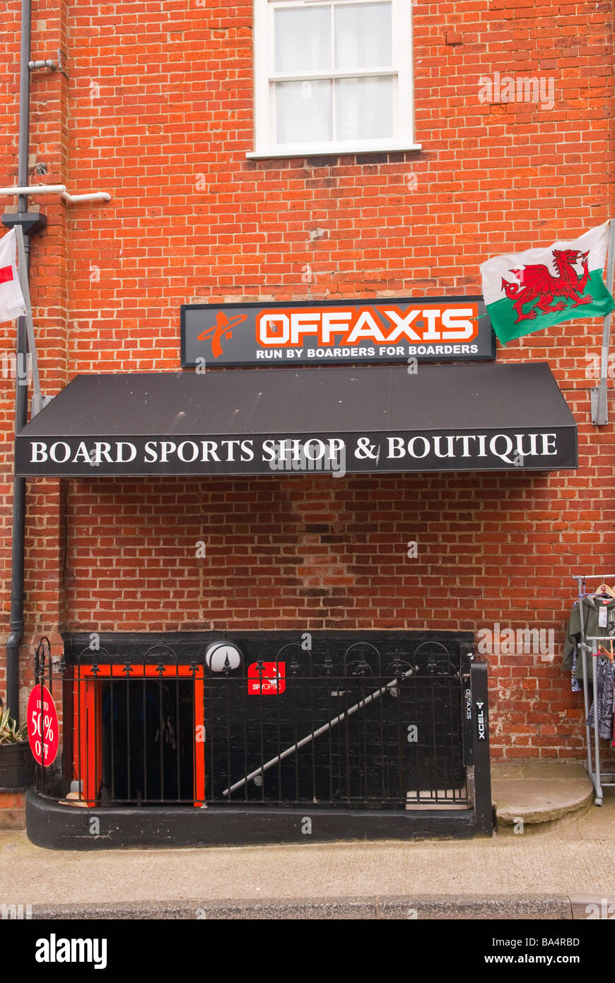 Conseils Offaxis sports shop store & boutique gérée par les pensionnaires des pensionnaires à Aldeburgh, Suffolk, UK Banque D'Images