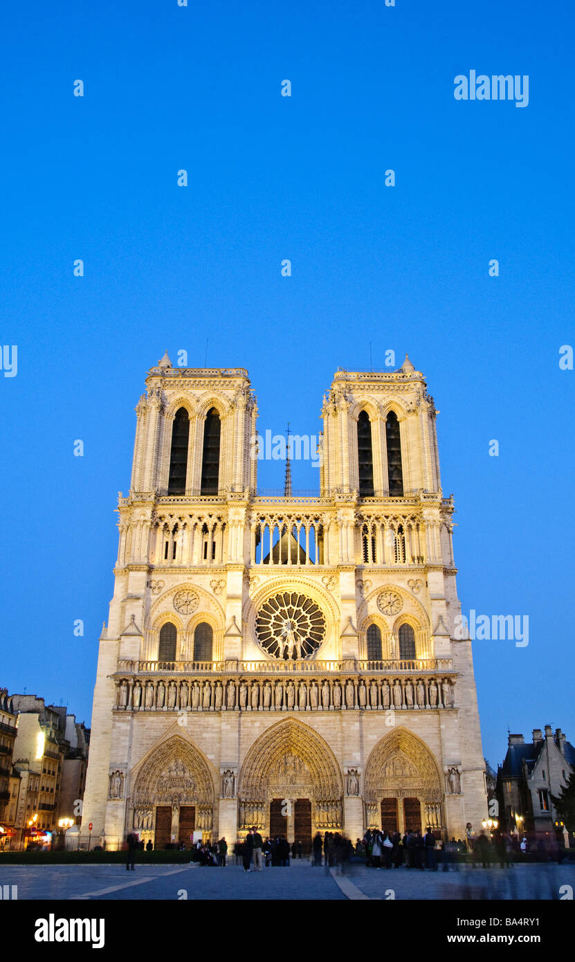 Cathédrale notre-Dame façade ouest gothique illuminée la nuit avant l'incendie 2019 Paris France // PARIS, France — la façade ouest gothique illuminée de la cathédrale notre-Dame, avec ses tours jumelles et ses détails complexes, est un point de repère important. Cette cathédrale médiévale catholique romaine est située sur l'Île de la Cité, au cœur de Paris. Construit principalement entre 1163 et 1345, il est un exemple typique de l'architecture gothique française, avec une grande rosace et des portails sculptés. Cette vue capture la cathédrale avant l'incendie dévastateur du 15 avril 2019, qui a causé une importante da Banque D'Images
