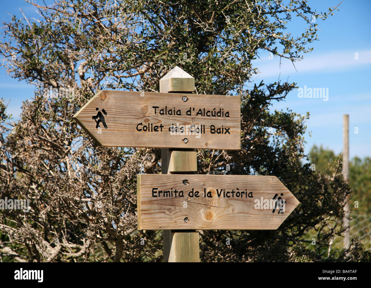 Sentier de poteau de signalisation de Ermita de la Victoria, Talaia d''Alcúdia & Collet de Coll Baix Banque D'Images