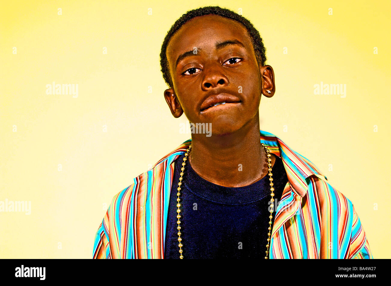 Montre homme adolescence ethniques et caractères de position qu'il pose pour l'appareil photo Banque D'Images