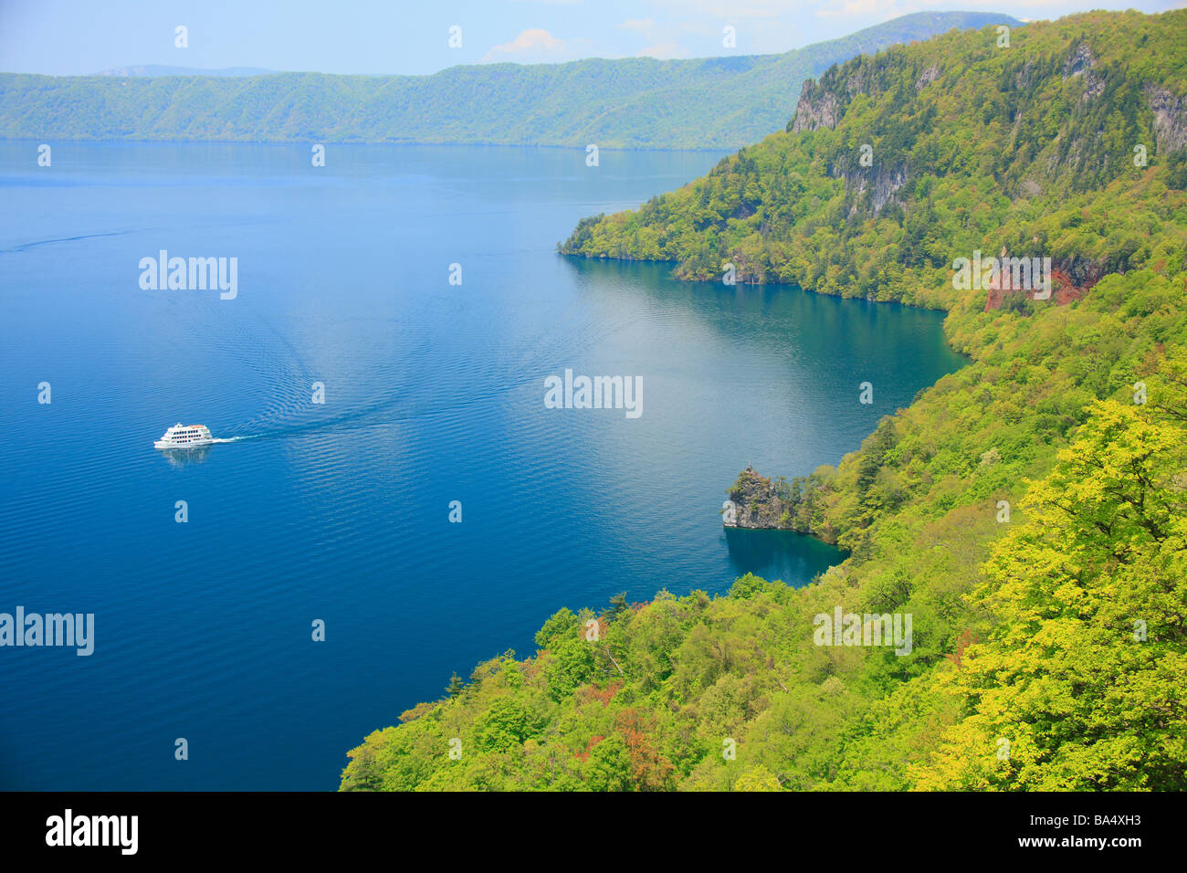 Vue de la voile navire voyageant dans le lac, le Japon Banque D'Images