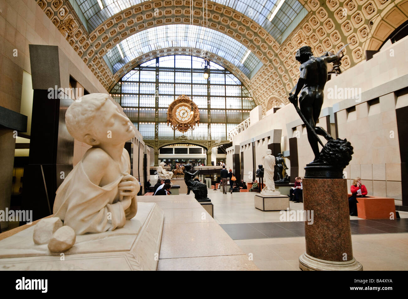 PARIS, France - salle principale du Musée d'Orsay, qui était autrefois une gare (Gare d'Orsay) et maintenant une galerie d'art dédiée à l'art français de la période 1848 à 1915. L'extension comprend collection de chefs d'artistes peintres tels que Renoir, Cézanne, Degas, Monet et. Banque D'Images