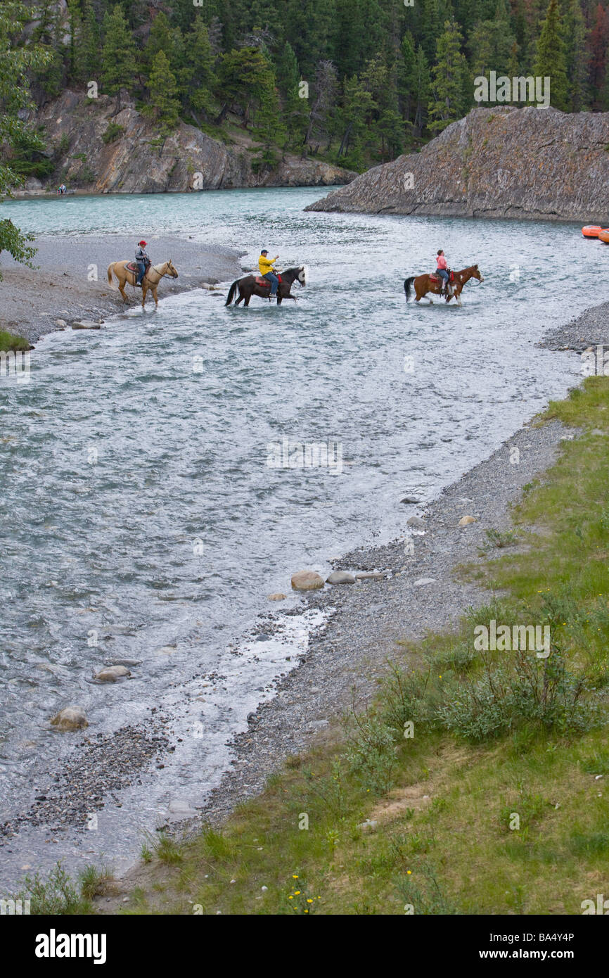 Les cavaliers Crossing River à Banff, Canada Banque D'Images