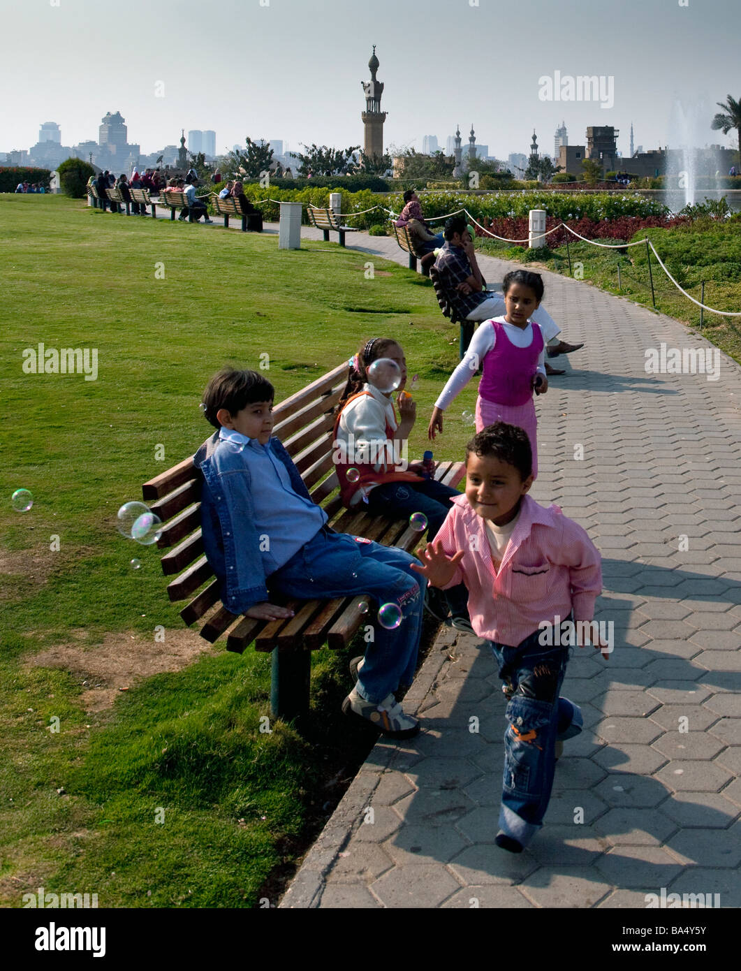 Les enfants faire des bulles, Parc al-Azhar, Le Caire, Egypte Banque D'Images