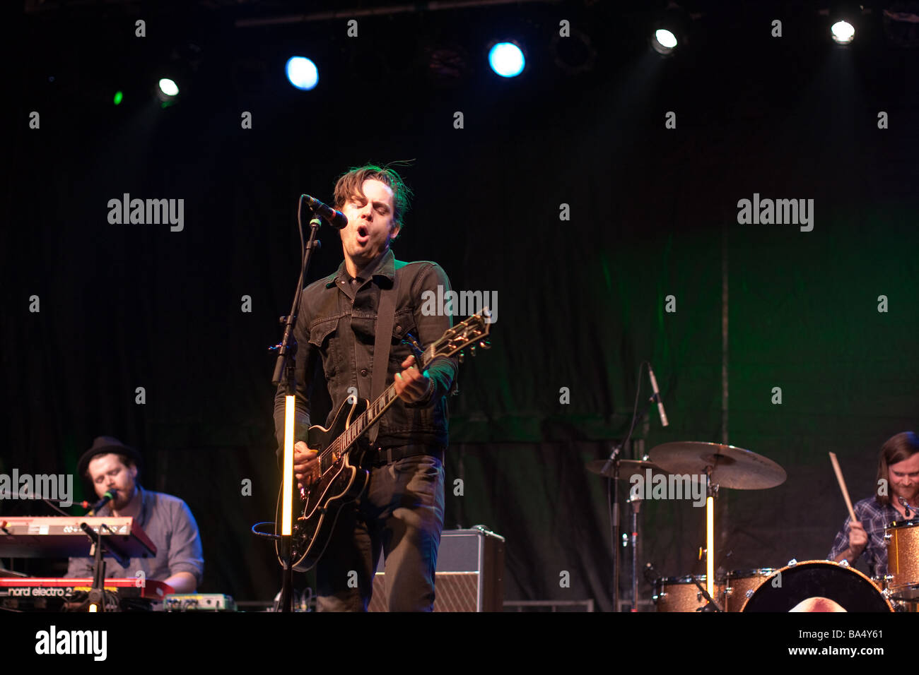 Tim Fletcher, chanteur du groupe canadien populaire 'The Stills', effectue au cours d'un concert gratuit à Toronto, Ontario. Banque D'Images