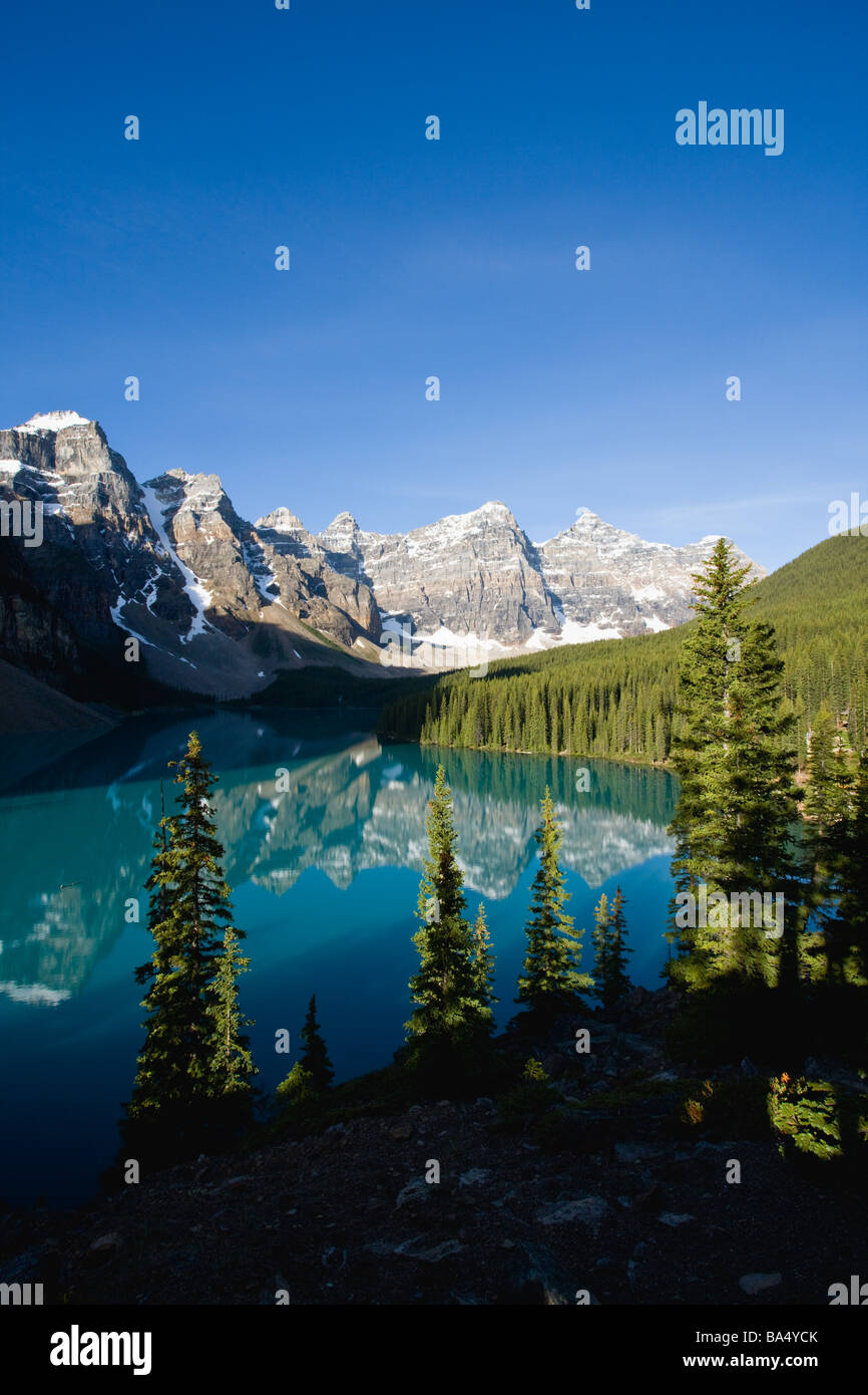 Reflet de montagne Snow-Covered dans le lac Moraine Banque D'Images