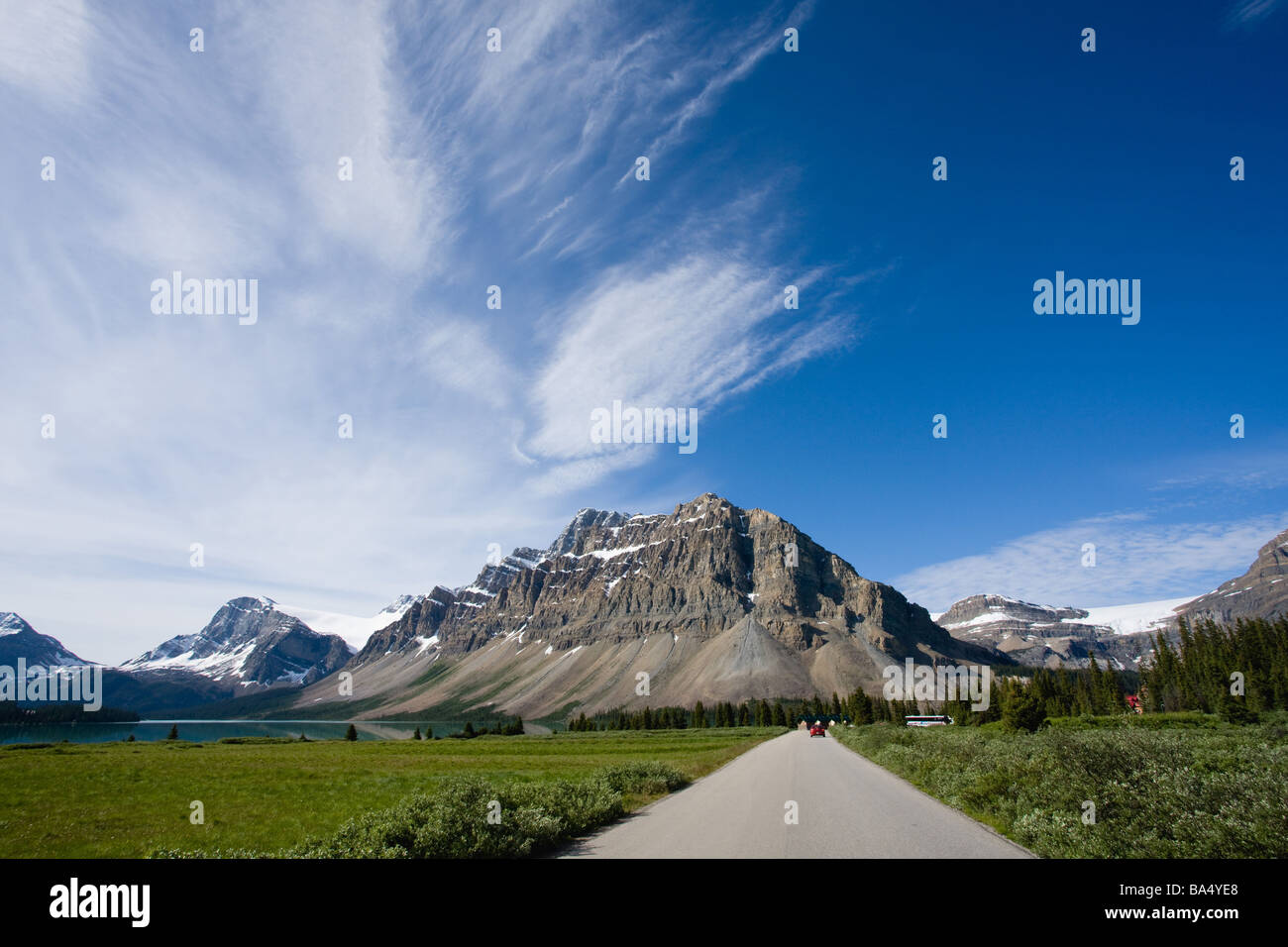 L'approche de la route de montagnes couvertes de neige - Banque D'Images