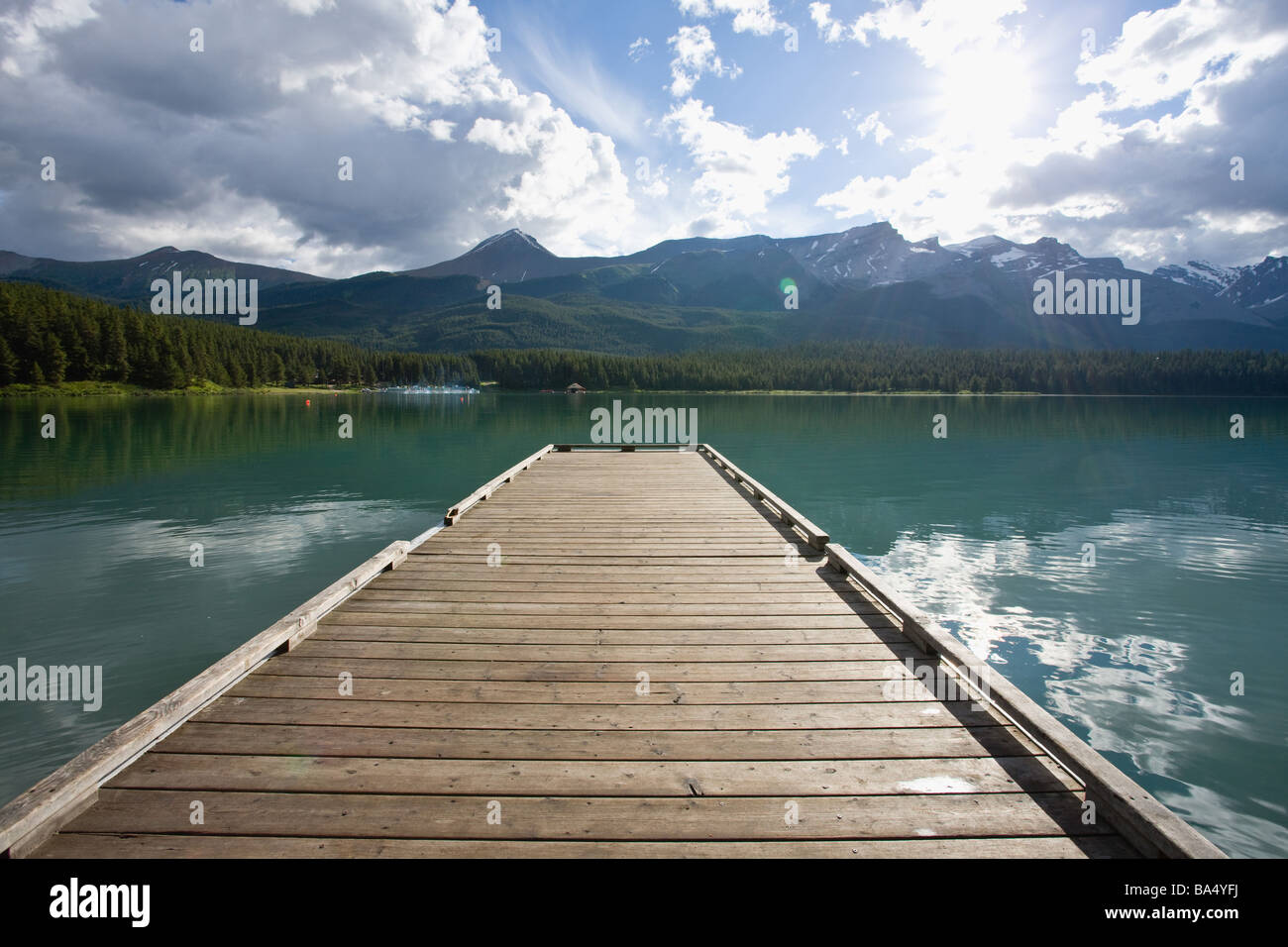 Trottoir vide près du lac Merlene au Japon Banque D'Images