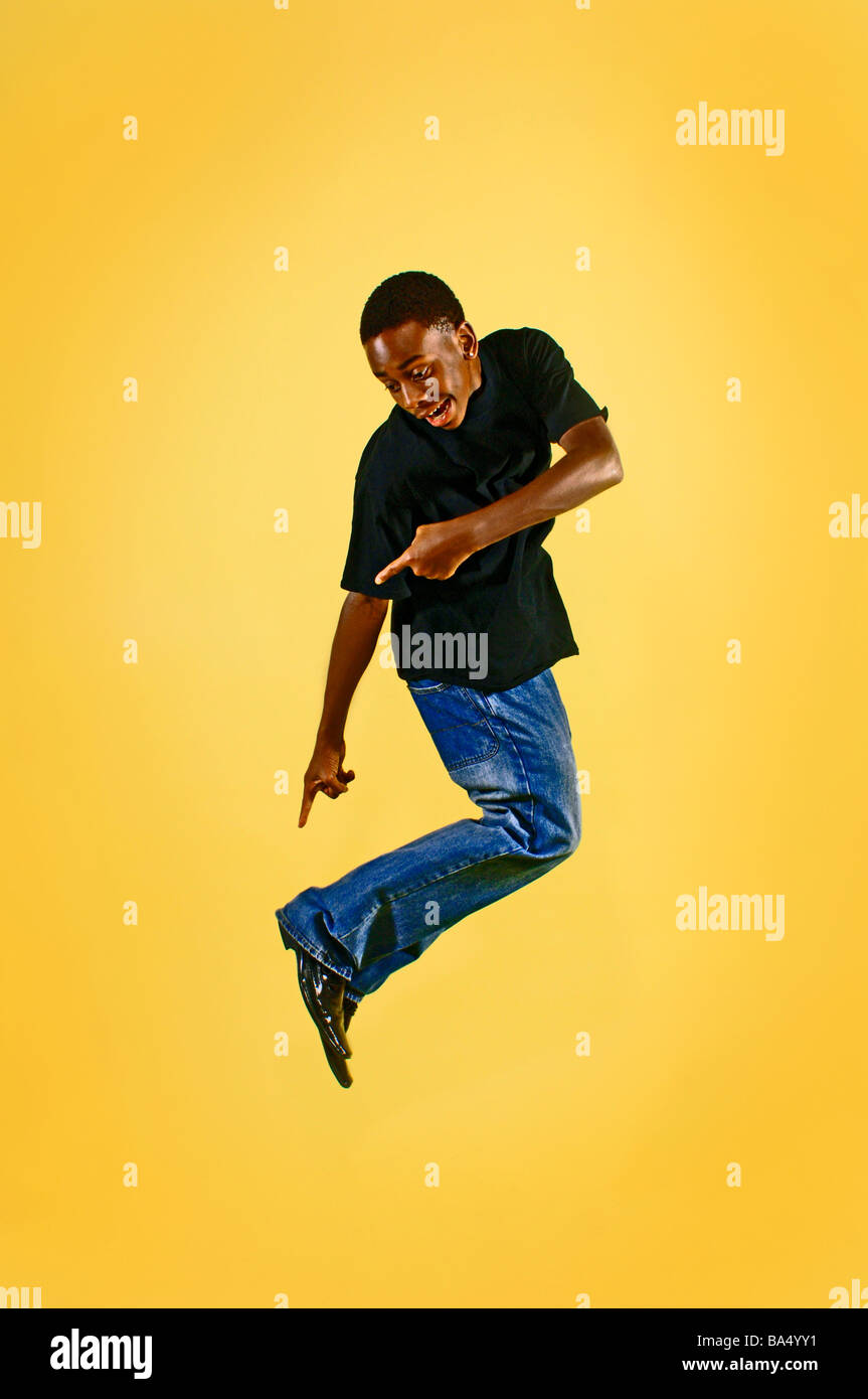 Montre homme adolescence ethnique et le caractère de l'agilité d'un geste d'air Banque D'Images