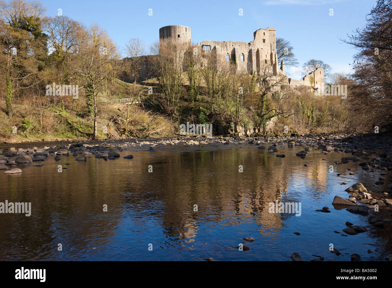 Les ruines du château se reflètent dans la rivière Tees. Château de Barnard, Teesdale, Durham, Angleterre, Royaume-Uni, Grande-Bretagne Banque D'Images