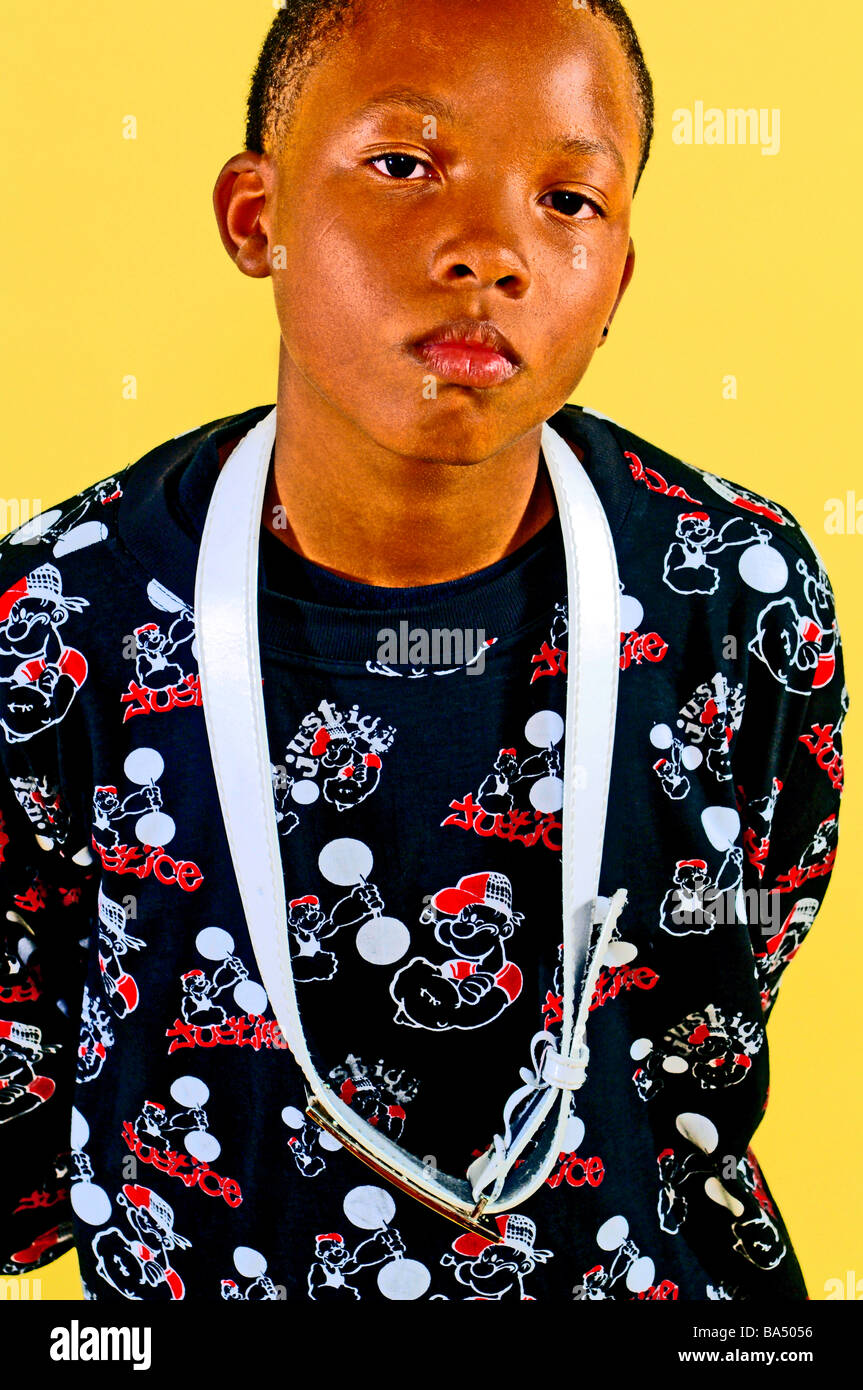 Montre homme adolescence ethniques et caractères de position qu'il pose pour la photo avec la courroie accessoire curieux Banque D'Images