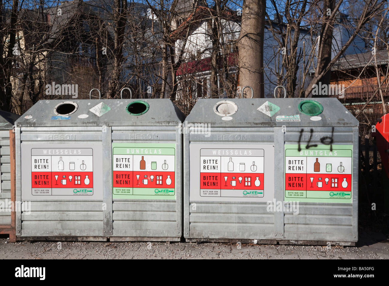 L'Autriche, de l'Europe. Les bacs de recyclage de verre pour bouteilles colorées et claires Banque D'Images