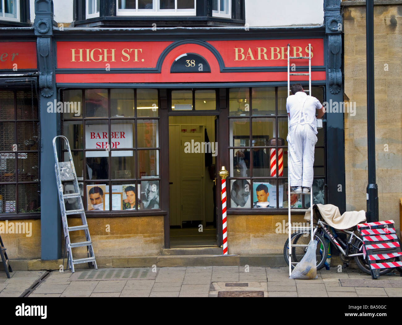 Oxford, Angleterre, Royaume-Uni. Salon de coiffure sur la rue principale à peindre Banque D'Images