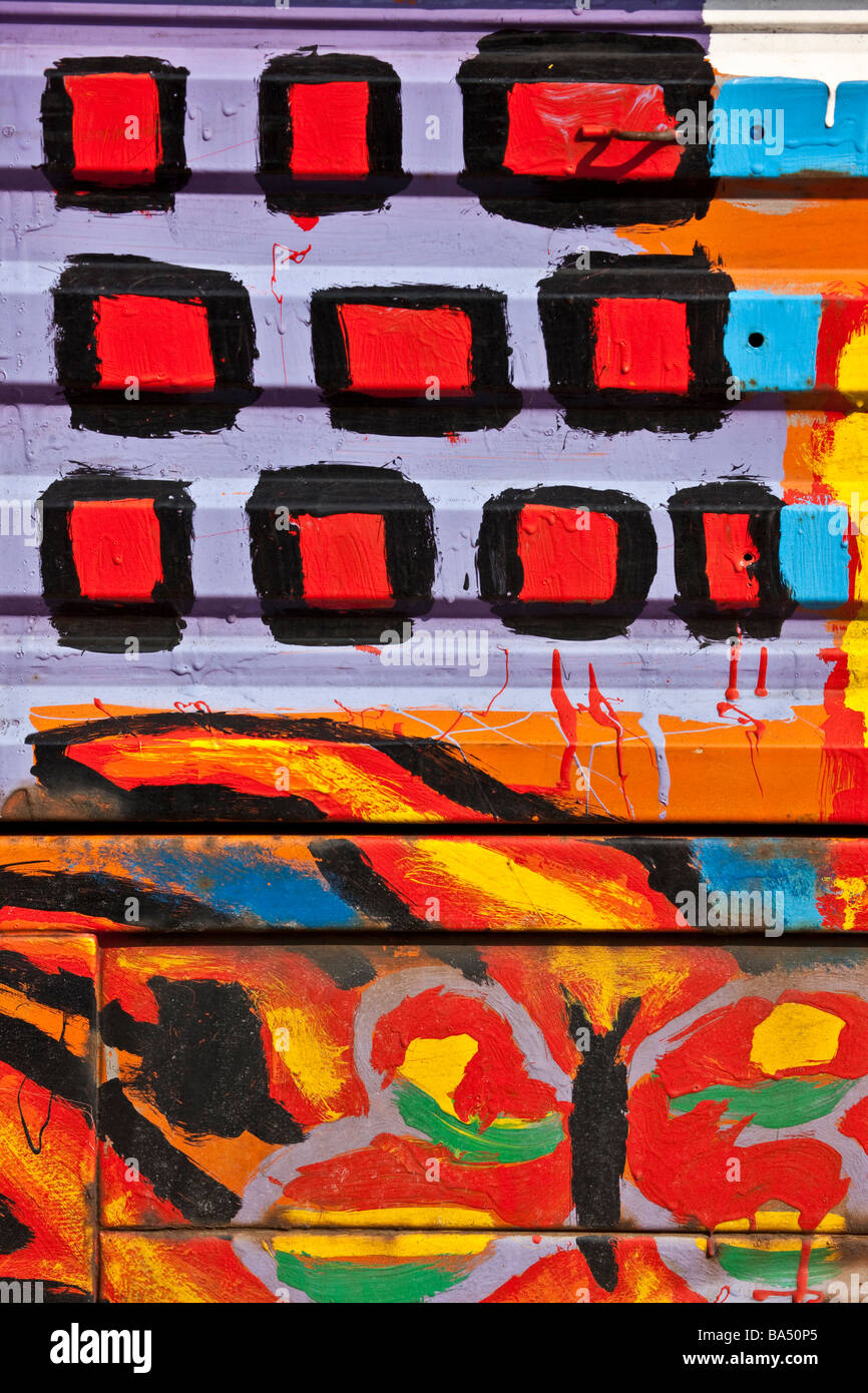 Peinture style hippie lumineux sur une camionnette VW Banque D'Images