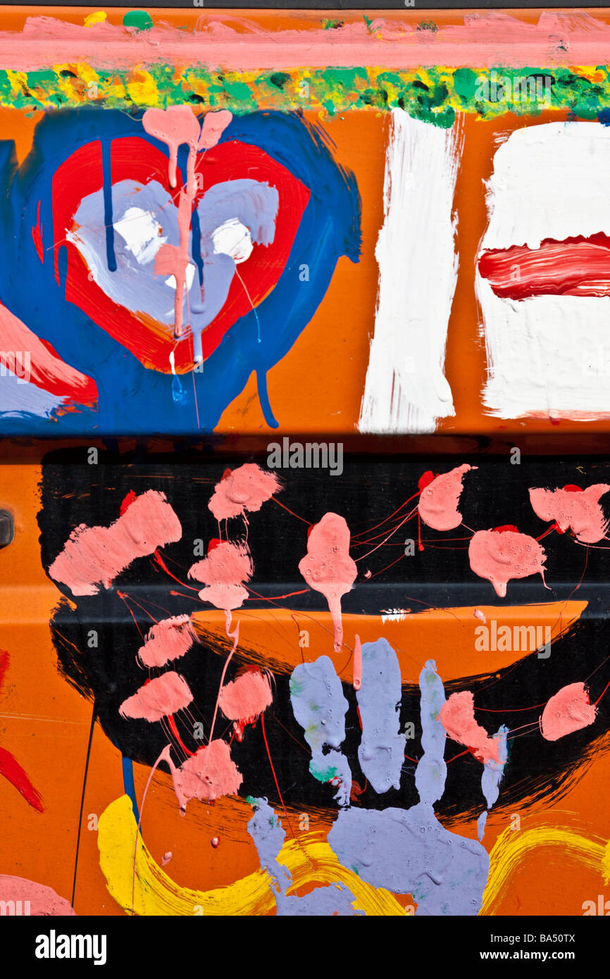 Peinture style hippie lumineux sur une camionnette VW Banque D'Images