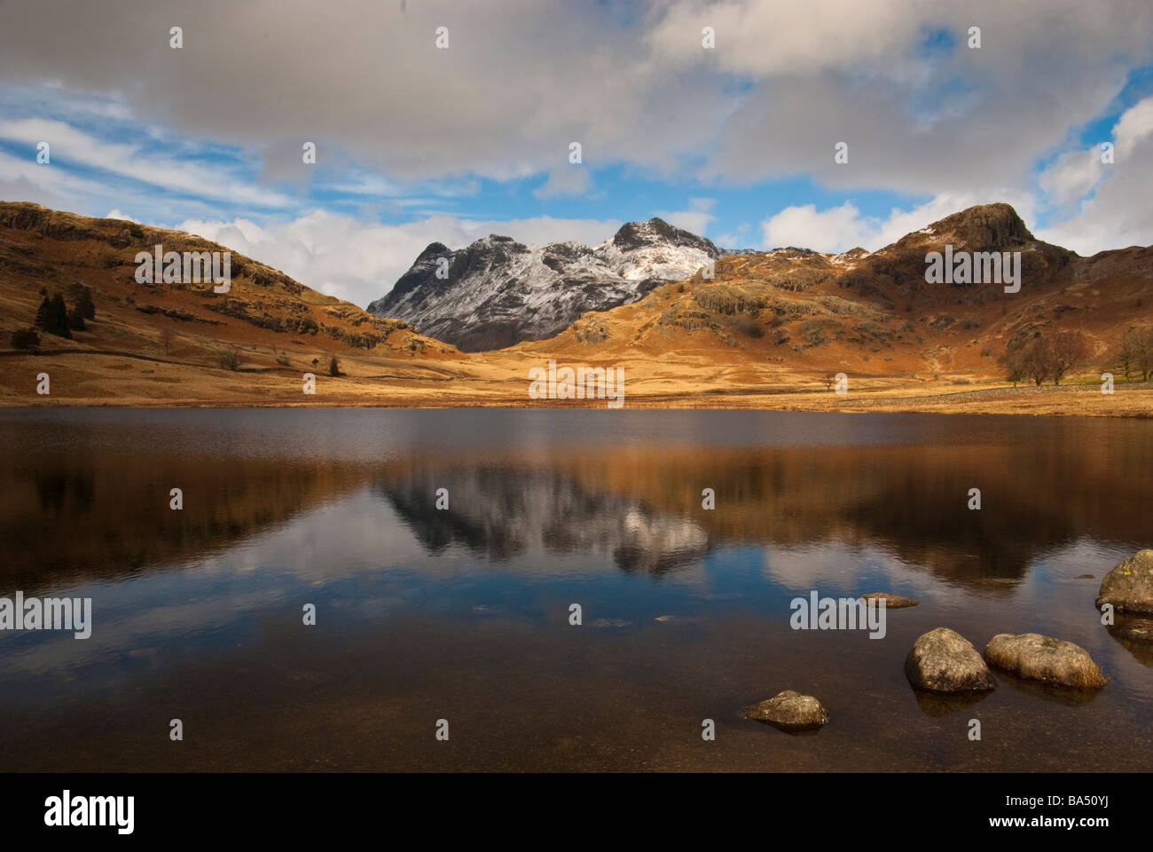 Réflexions d'hiver dans la région de Blea Tarn, Lake District Banque D'Images