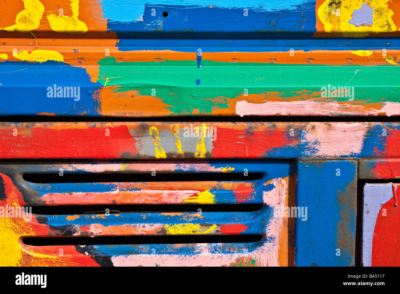 Peinture style hippie lumineux sur une camionnette VW Banque D'Images