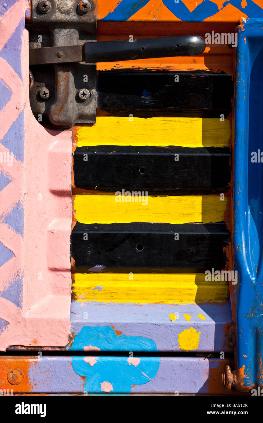 Peinture style hippie lumineux sur une camionnette VW Banque D'Images