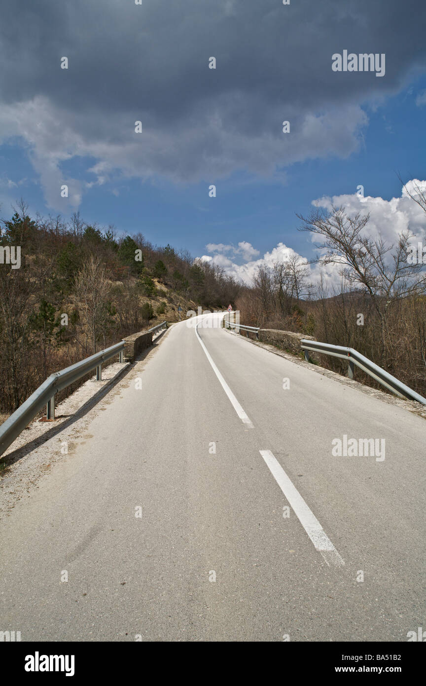 Une route solitaire dans l'intérieur de l'Istrie, Croatie Banque D'Images