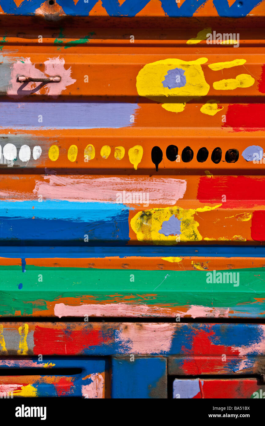 Peinture style hippie lumineux sur une camionnette VW Banque D'Images