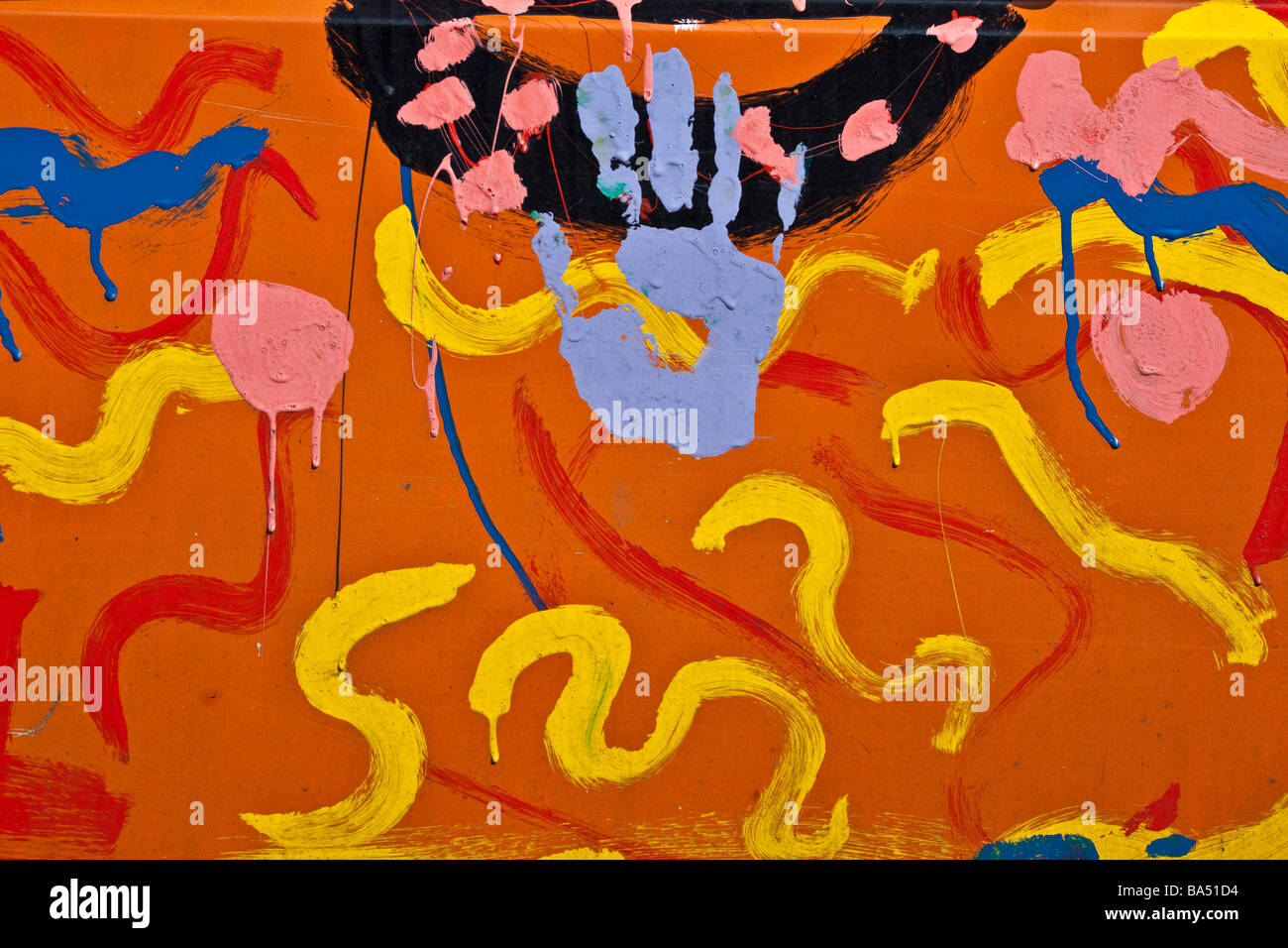 Peinture style hippie lumineux sur une camionnette VW Banque D'Images