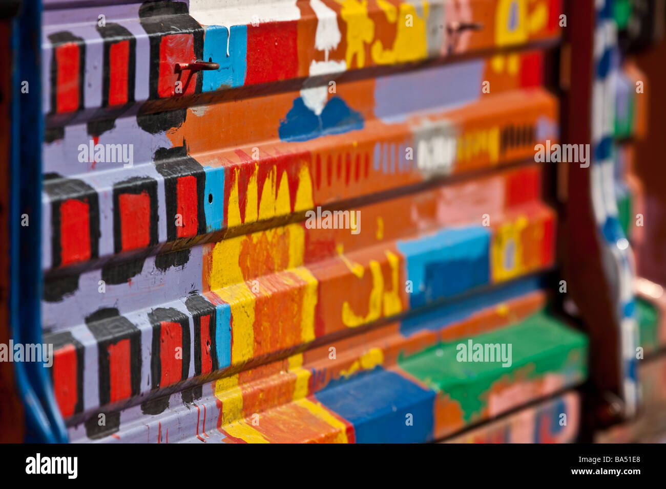 Peinture style hippie lumineux sur une camionnette VW Banque D'Images