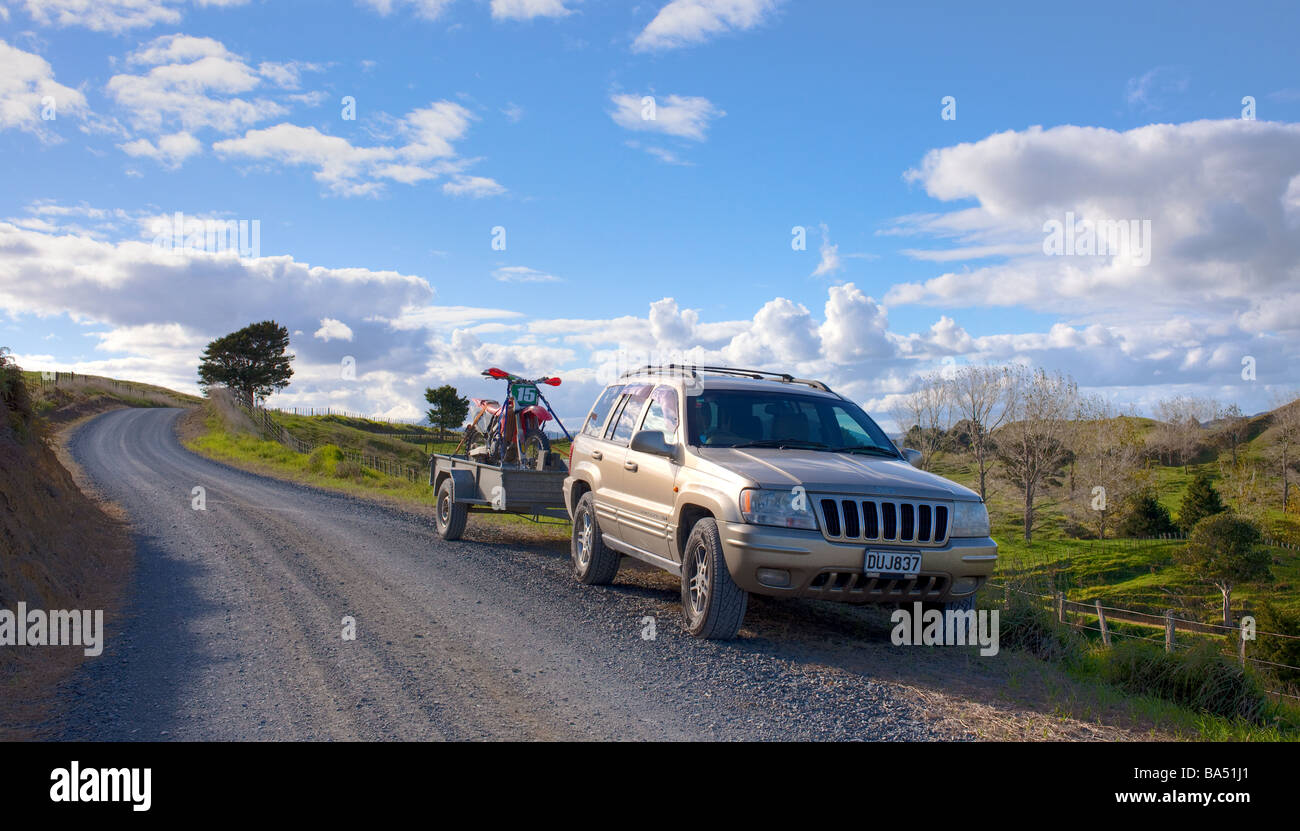 Au retour de dirtbike randonnée à cheval en 4X4 avec remorque. Banque D'Images