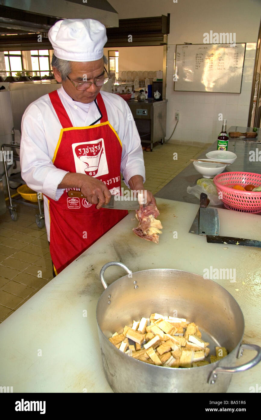 Chefs préparer la nourriture à une école de commerce à Dong Ha Vietnam Banque D'Images