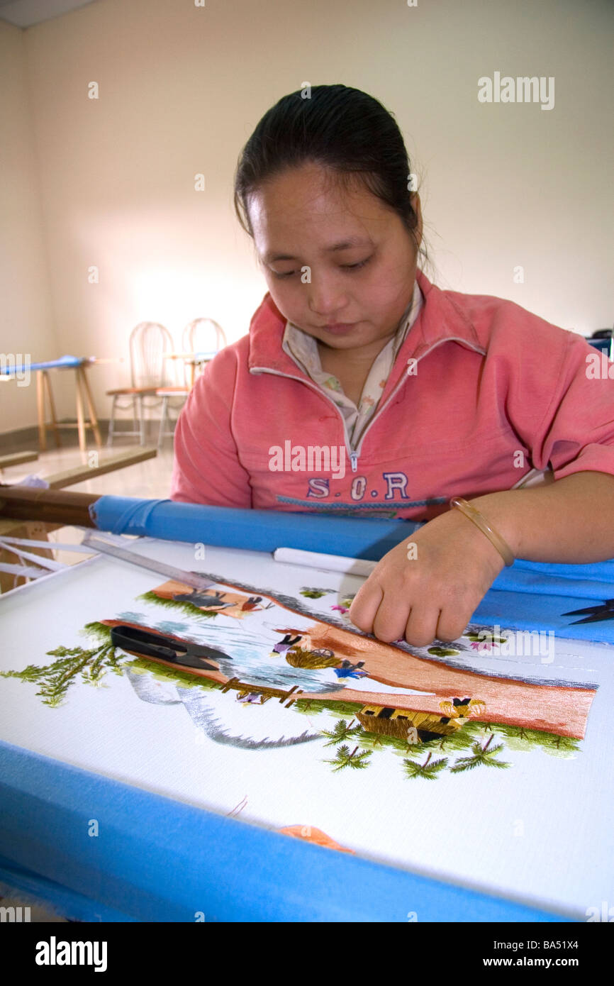 Les jeunes Vietnamiens défavorisés d'apprendre la broderie à une école professionnelle nommé Kids First Vietnam Dong Ha Vietman Banque D'Images