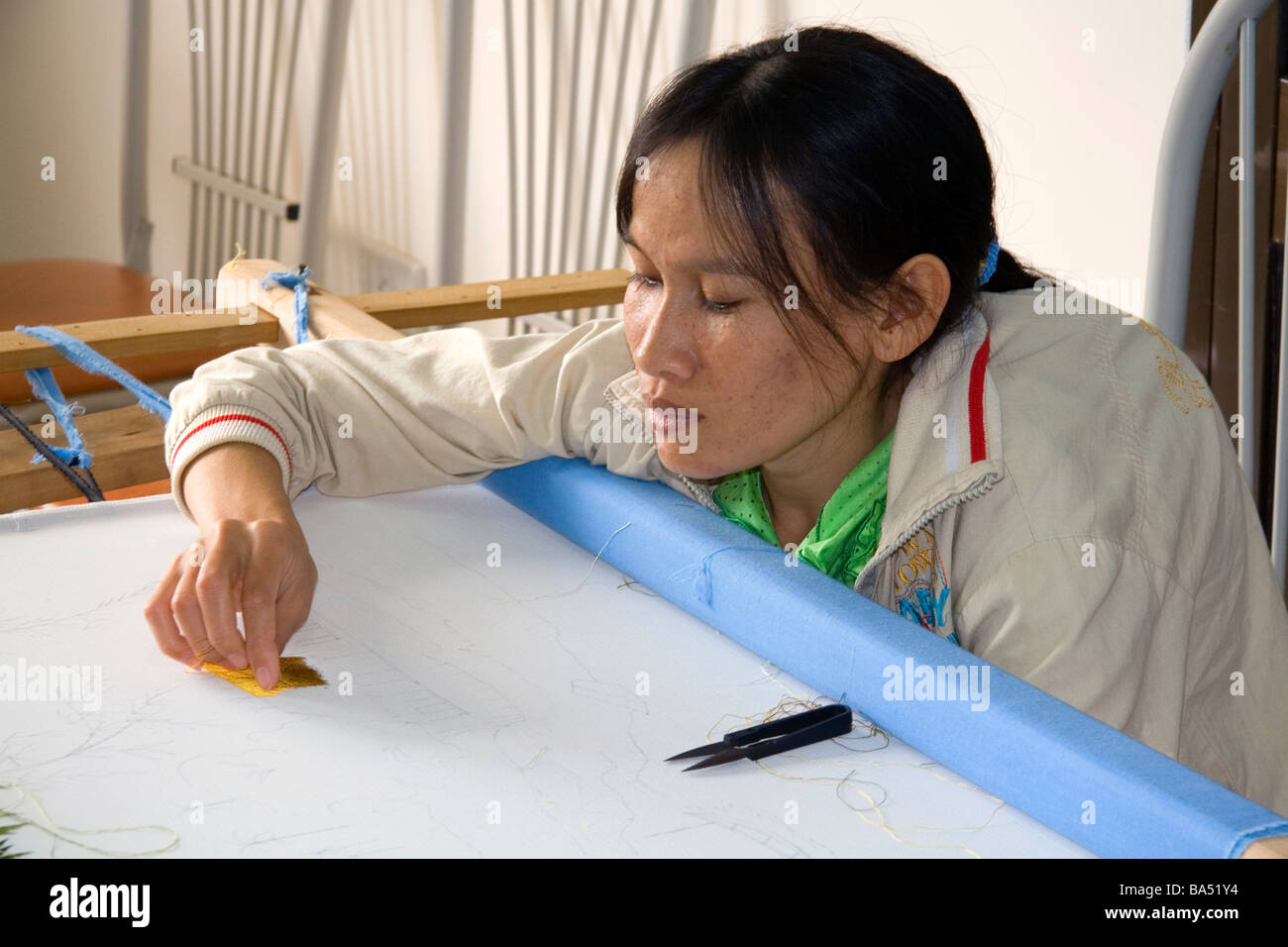 Les jeunes Vietnamiens défavorisés d'apprendre la broderie à une école professionnelle nommé Kids First Vietnam Dong Ha Vietman Banque D'Images