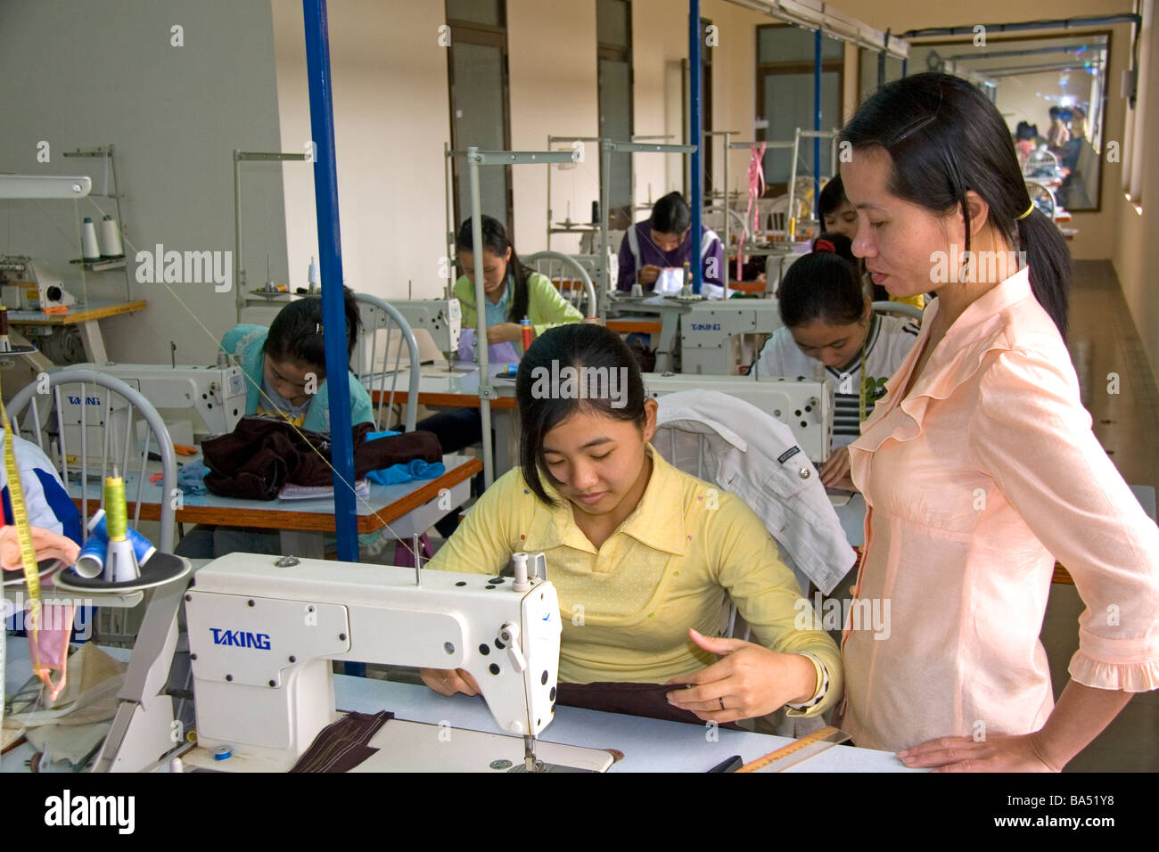 Les jeunes Vietnamiens défavorisés apprennent à utiliser une machine à coudre dans une école de formation professionnelle du nom de Kids First Vietnam Vietnam Dong Ha Banque D'Images