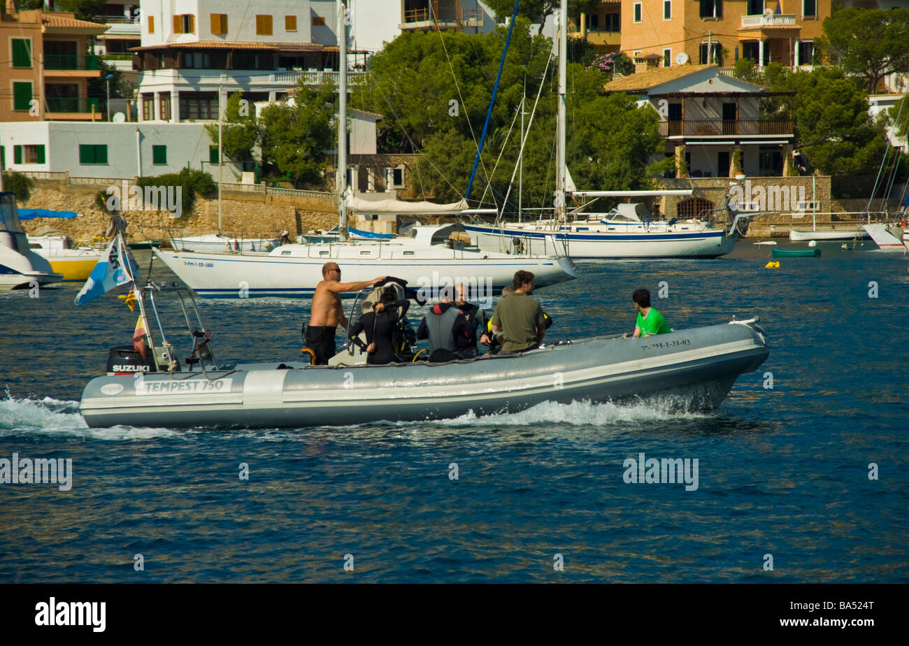 Les plongeurs en bateau gonflable à Port Andratx Majorque Baleares Espagne | Taucher einem Schlauchboot en Port Antratx Mallorca Banque D'Images