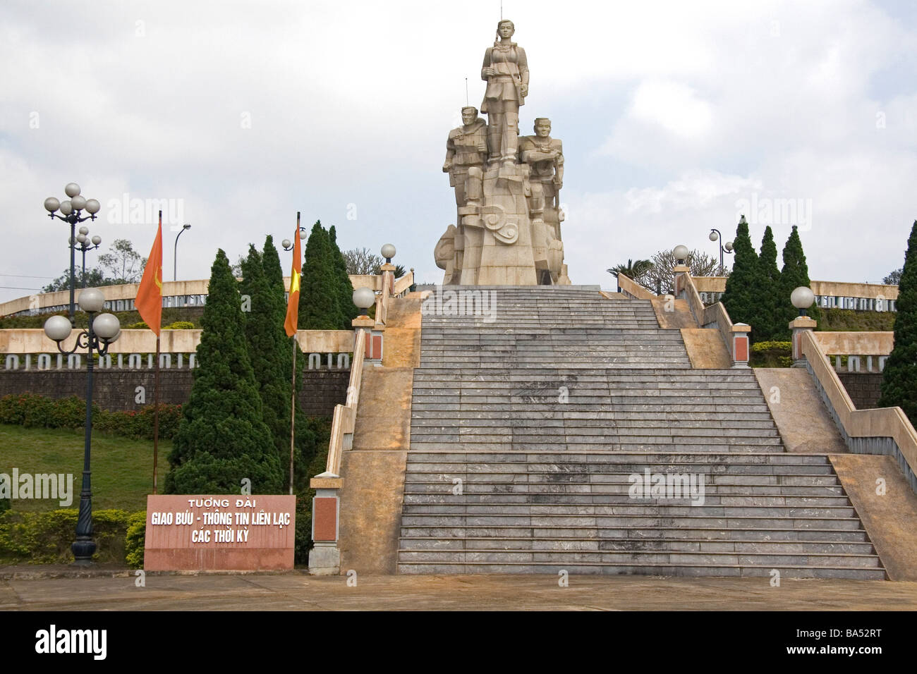 Monument rend hommage aux agents des télécommunications de l'Armée du Nord Vietnam près de Doc Mieu Vietnam Banque D'Images