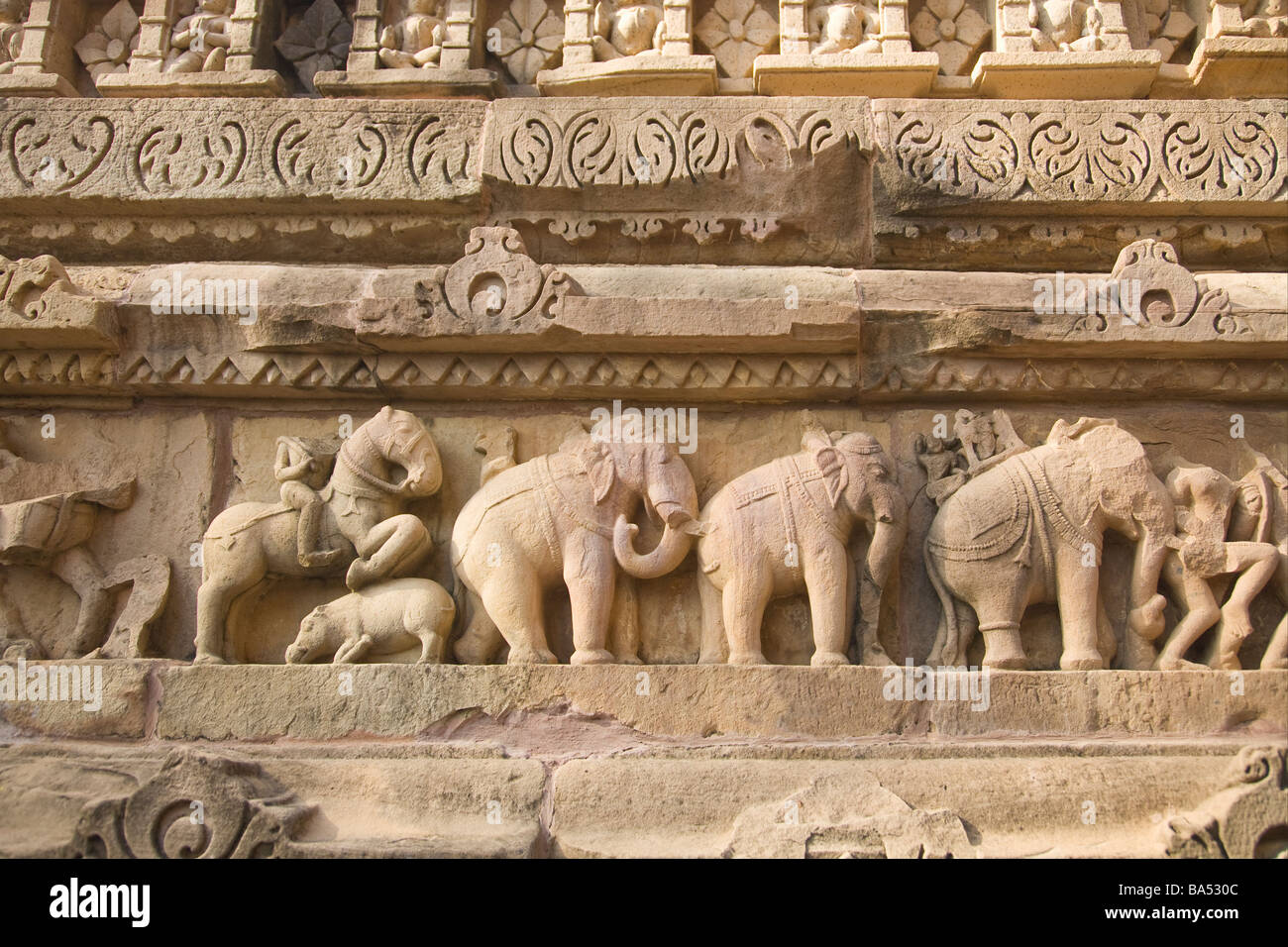 Sculptures en relief de soldats d'éléphants et l'homme à cheval Lakshmana Temple AD 950 Khajuraho Madhya Pradesh, dans le Nord de l'Inde Banque D'Images Sculptures en relief de soldats d'éléphants et l'homme à cheval Lakshmana Temple AD 950 Khajuraho Madhya Pradesh, dans le Nord de l'Inde Banque D'Images