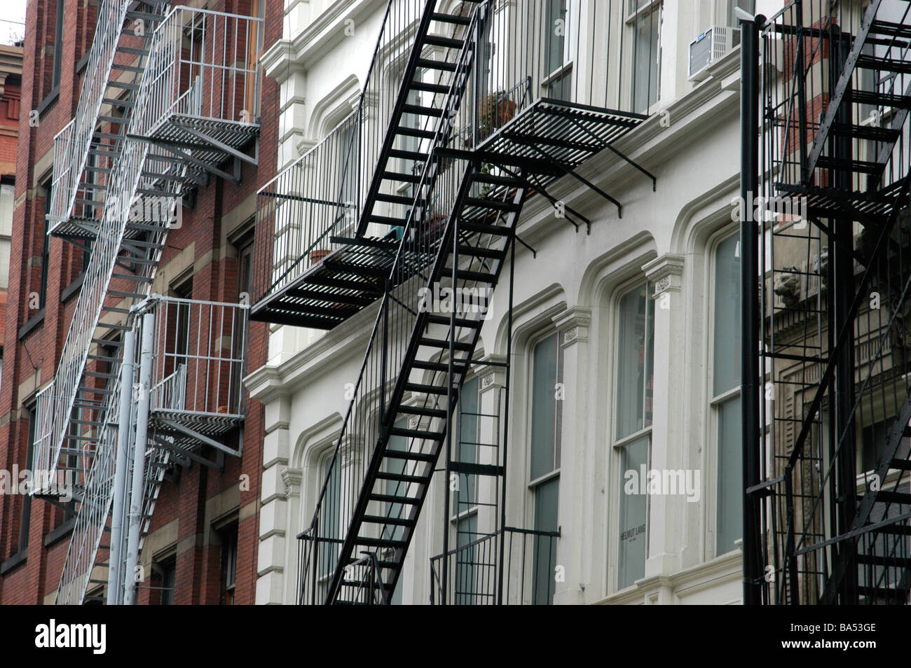 Des échelles et des escaliers de secours sur le côté du carter à Manhattan New York USA Banque D'Images